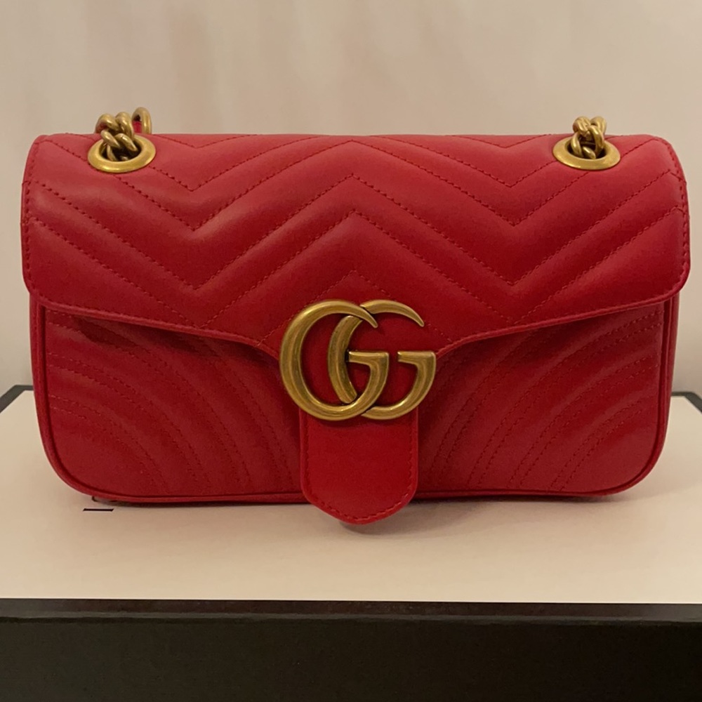 Gucci GG Marmont small matelassé shoulder bag red